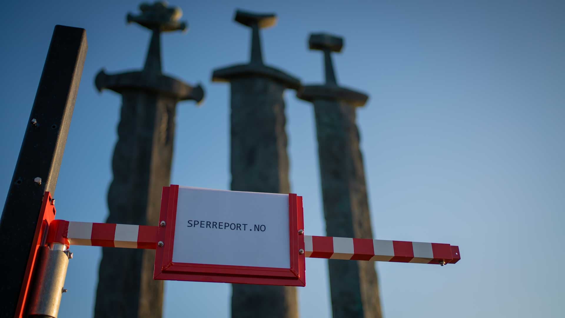 Sperreport sideveis med rød/hvit teleskoparm og integrert skiltholder, montert utendørs foran Sverd i fjell i Hafrsfjord