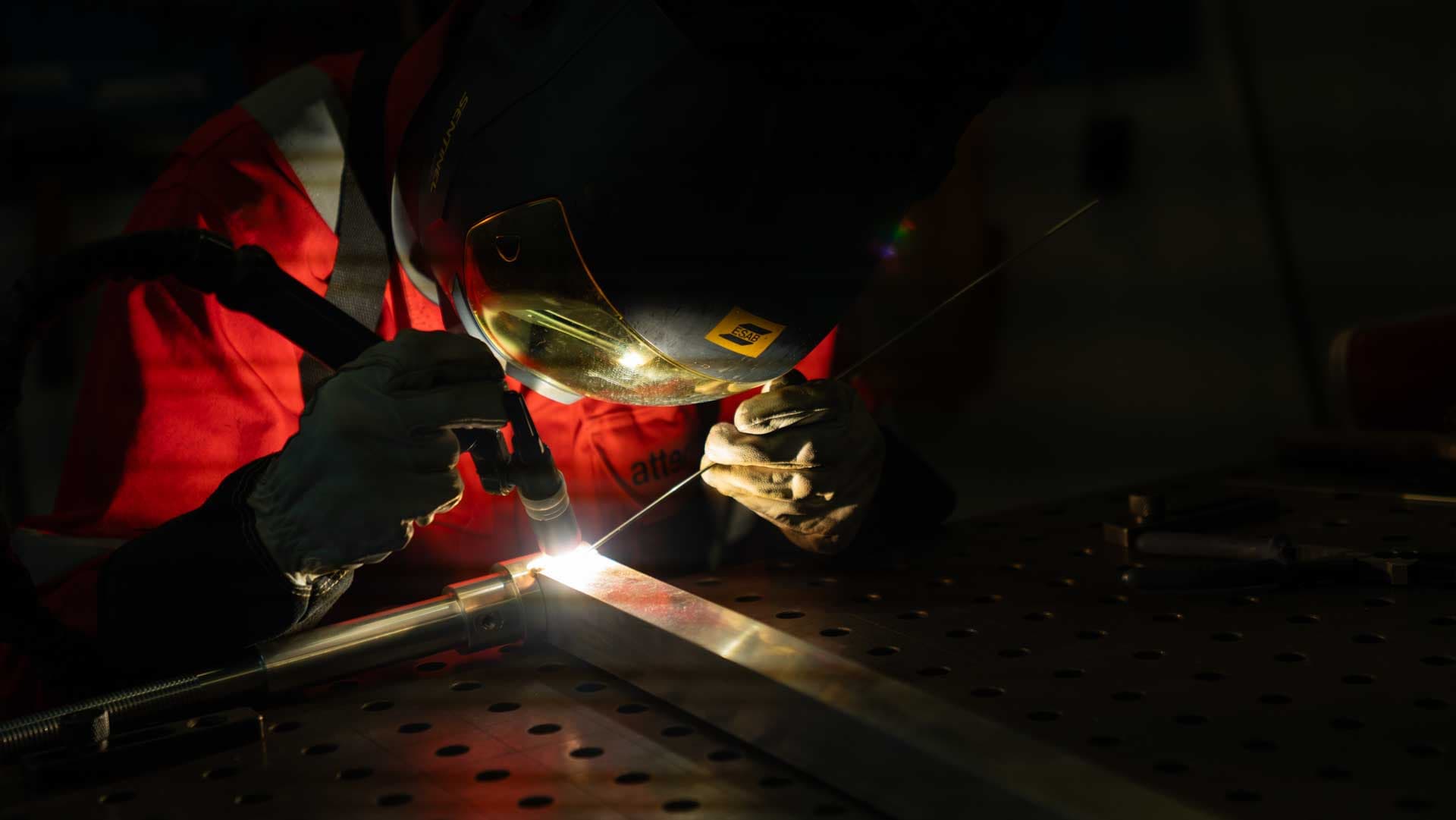 TIG-sveising av sperreport-komponent i aluminium på verkstedet
